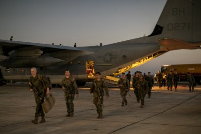 Landing on the island of military personnel destined to expand the Migrant Operations Center.