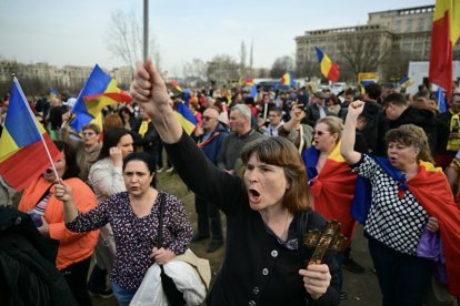 Simpatizantes de Calin Georgescu se manifiestan con banderas.