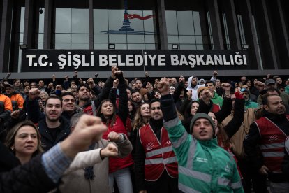 Simpatizantes de Ekrem Imamoglu, protestando