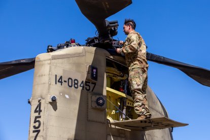 Inspección post-vuelo de un Chinook