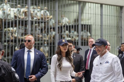 Noem y su homólogo salvadoreño Gustavo Villatoro