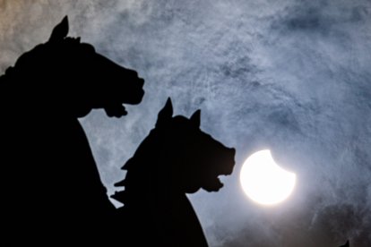 Eclipse solar parcial visto desde San Petersburgo (Rusia)