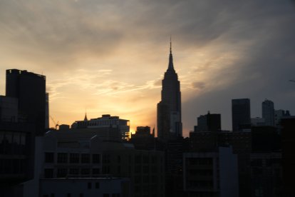 El cielo de Nueva York con el eclipse solar parcial