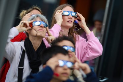 Una familia observa el eclipse solar parcial