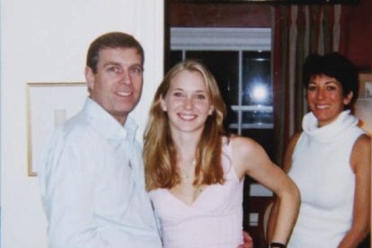 Virginia Giuffre (en el medio), junto a príncipe Andrés y Ghislaine Maxwell