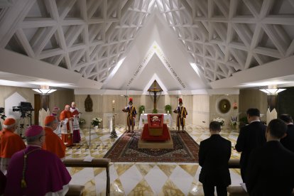 El cuerpo del Papa Francisco es velado en el interior de su capilla privada en el Vaticano