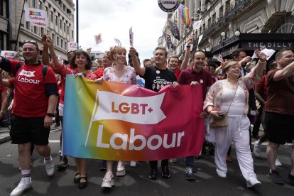 Keir Starmer durante una marcha LGBT