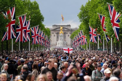 Members of the public along the mall watch the aerial parade.