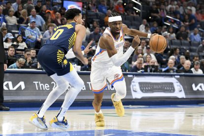 Haliburton and Gilgeous-Alexander during a game in the 2024-2025 season