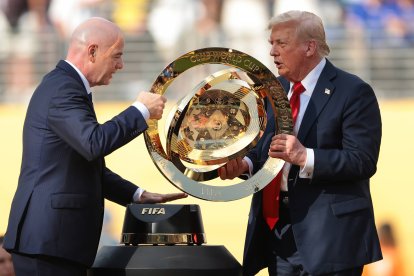 Gianni Infantino, presidente de la FIFA, y Donald Trump, con el trofeo del Mundial de Clubes de la FIFA