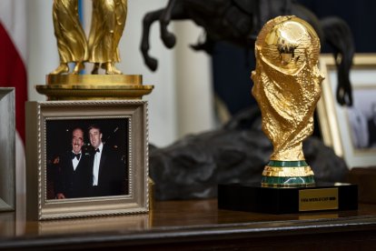 El trofeo del Mundial, puesto en una mesa en el Despacho Oval