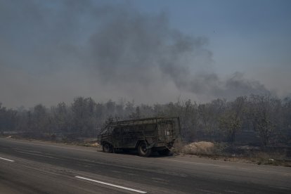 Military vehicle in the middle of a Ukrainian road.