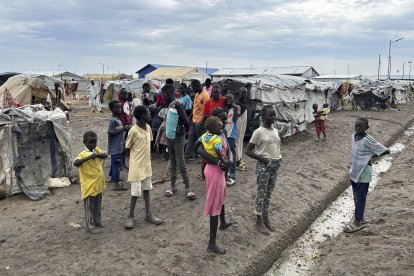 Children gather at the Renk transit center.