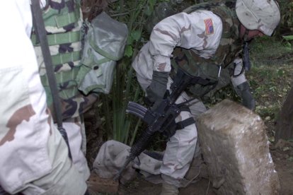Soldados de EEUU muestran el lugar donde se escondía Sadam Huseín