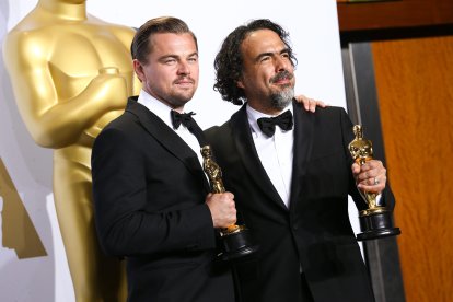 Leonardo DiCaprio and Alejandro G. Iñárritu with the Oscar award for “The Revenant”
