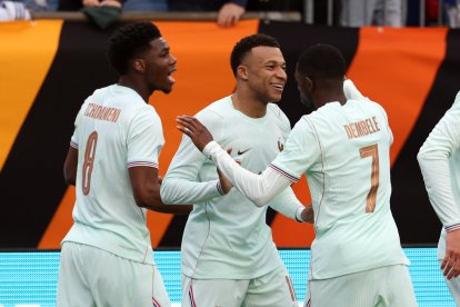 De izquierda a derecha, Aurélien Tchouaméni, Kylian Mbappé y Ousmane Dembélé