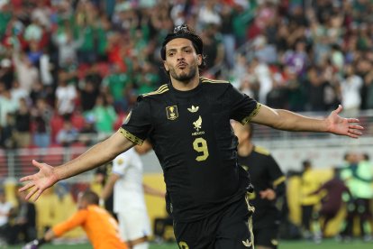 Raúl Jiménez celebra un gol anotado con el combinado nacional de México