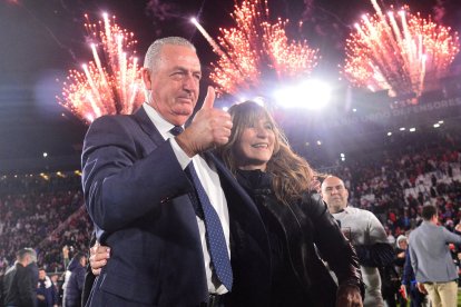Gustavo Alfaro (derecha), levanta el pulgar junto a su esposa Daniela Pignolo (derecha)