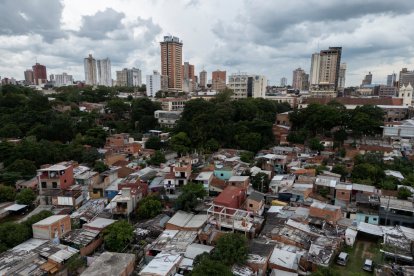 Vista del barrio Ricardo Brugada, conocido como La Chacarita. Atrás, varios edificios y zonas mas acomodadas