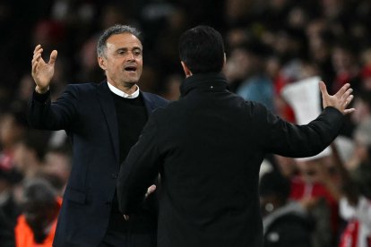 Luis Enrique (facing) and Mikel Arteta (back), in the duel between PSG and Arsenal in the Champions League 2024-2025