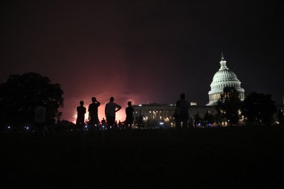 Gente observa los fuegos articifiales en DC