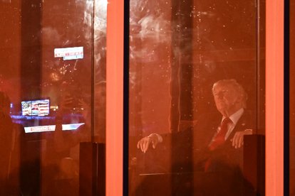 Donald Trump sigue el lanzamiento de fuegos artificiales por el 250 aniversario