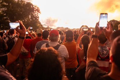 La gente observa el espectáculo pirotécnico del 'Saludo a América'