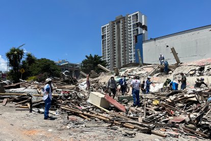 Rescuers look for survivors at a collapsed building after an earthquake in Pereira, Colombia