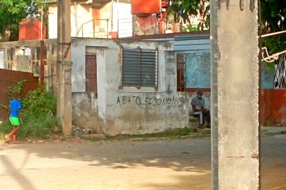 Casas pintadas contra el régimen de Cuba (Imagen cortesía de Food Monitor Program)