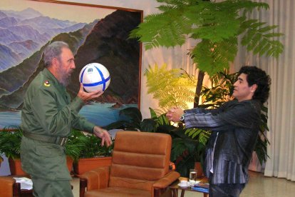 Fidel Castro welcomed Argentine soccer star Diego Armando Maradona in Cuba (Archive)