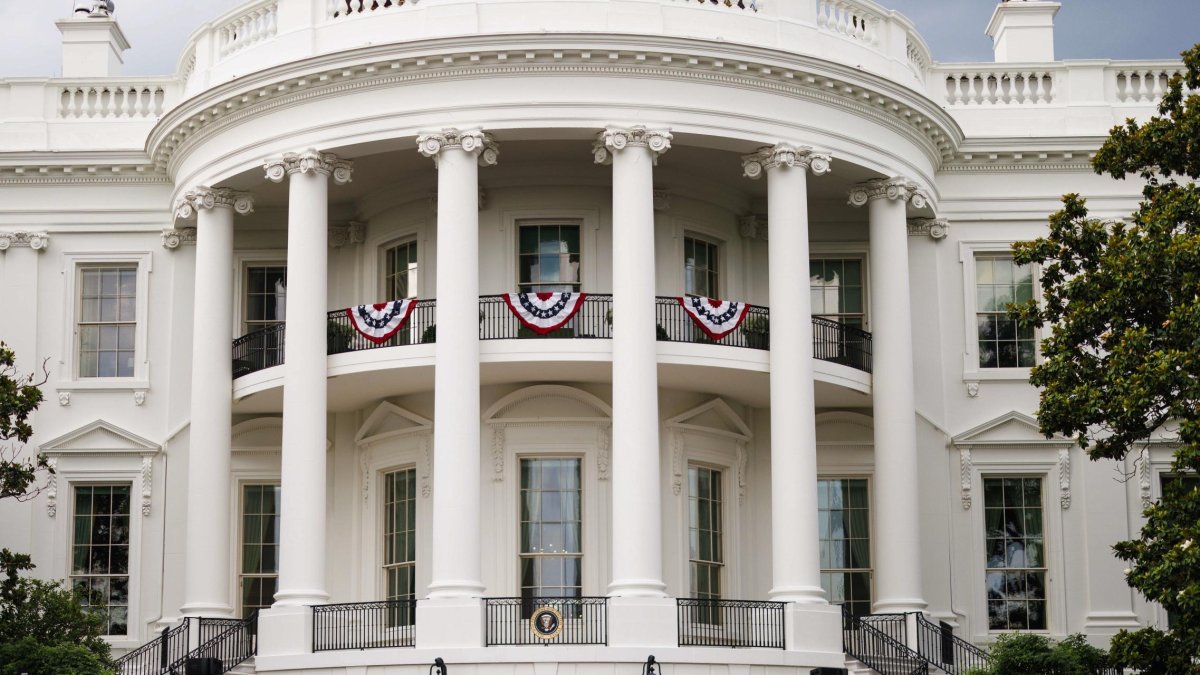 El Presidente Joe Biden pronuncia un discurso en el Jardín Sur ante la mirada de la Primera Dama Jill Biden, anfitriona del Picnic del Congreso en la Casa Blanca