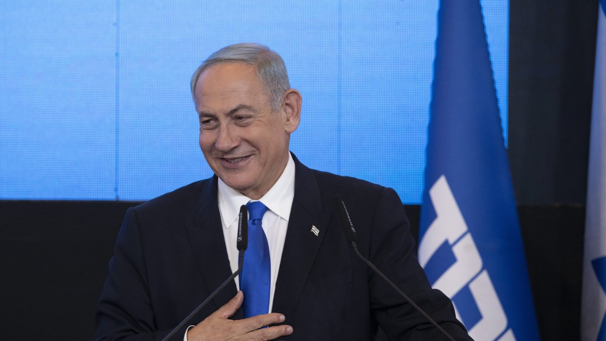 Netanyahu smiles at public appearance