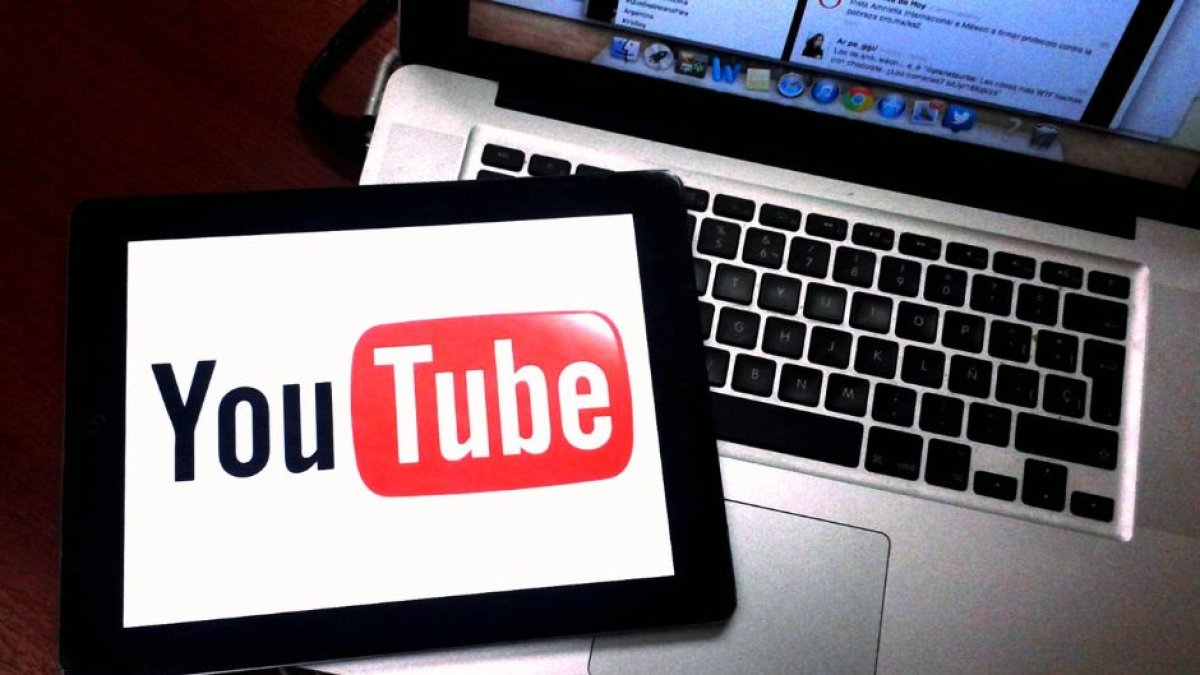Ordenador y tableta con el logo de YouTube.