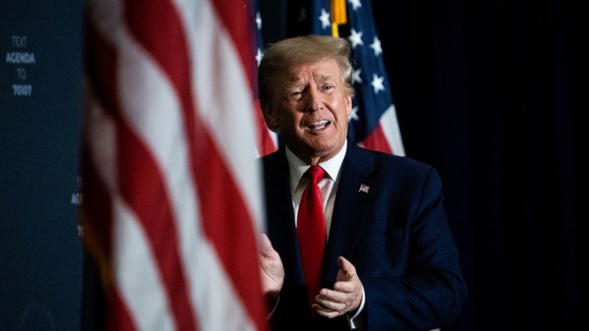 El presidente Donald Trump en el escenario de Tampa aplaudiendo en julio de 2022