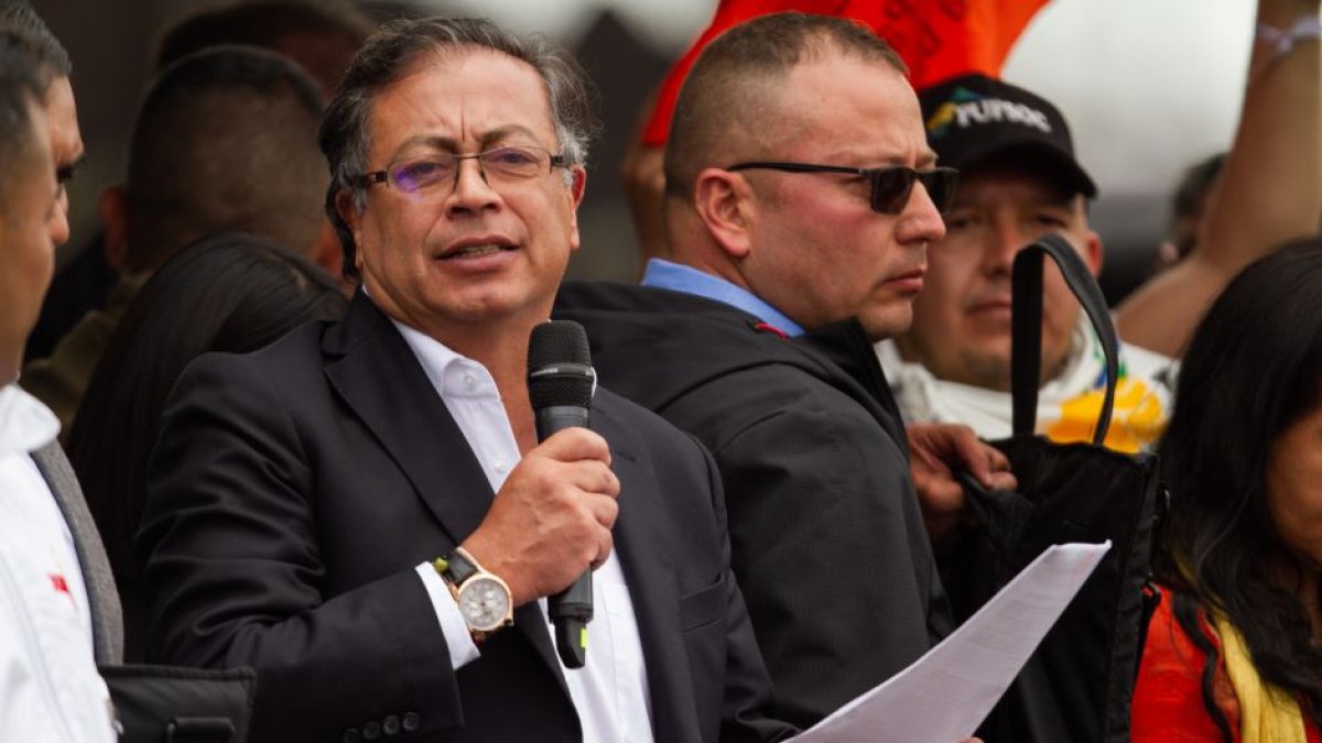 El presidente colombiano, Gustavo Petro, da un mitin rodeado de su equipo.