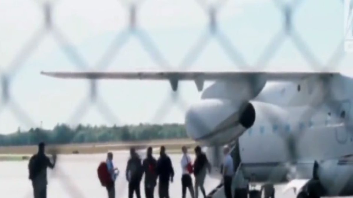 Varios inmigrantes suben a un avión.