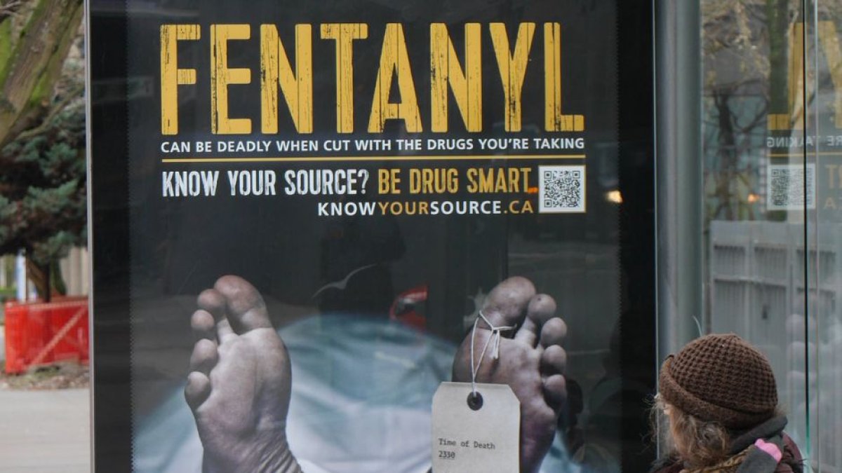 La marquesina de una parada de autobus informa sobre los estragos del fentanilo en California.
