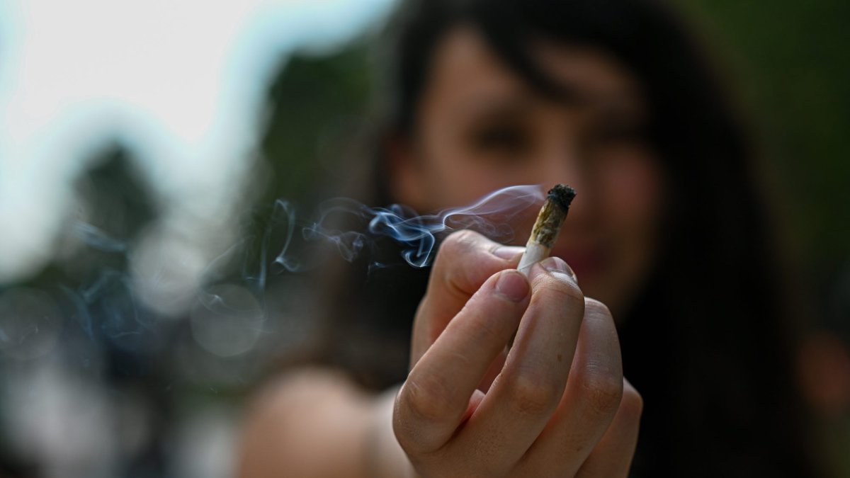 Una mujer con un cigarro de marihuana (imagen de archivo).