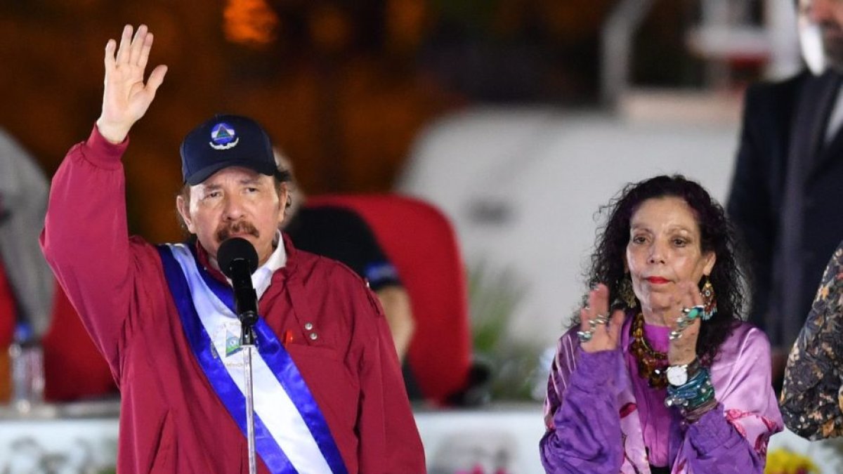 El presidente de Nicaragua, Daniel Ortega, junto con su mujer, Rosario Murillo, en la ceremonia de investidura de un nuevo mandato presidencial en Managua el 10 de febrero de 2022 (foto de archivo).