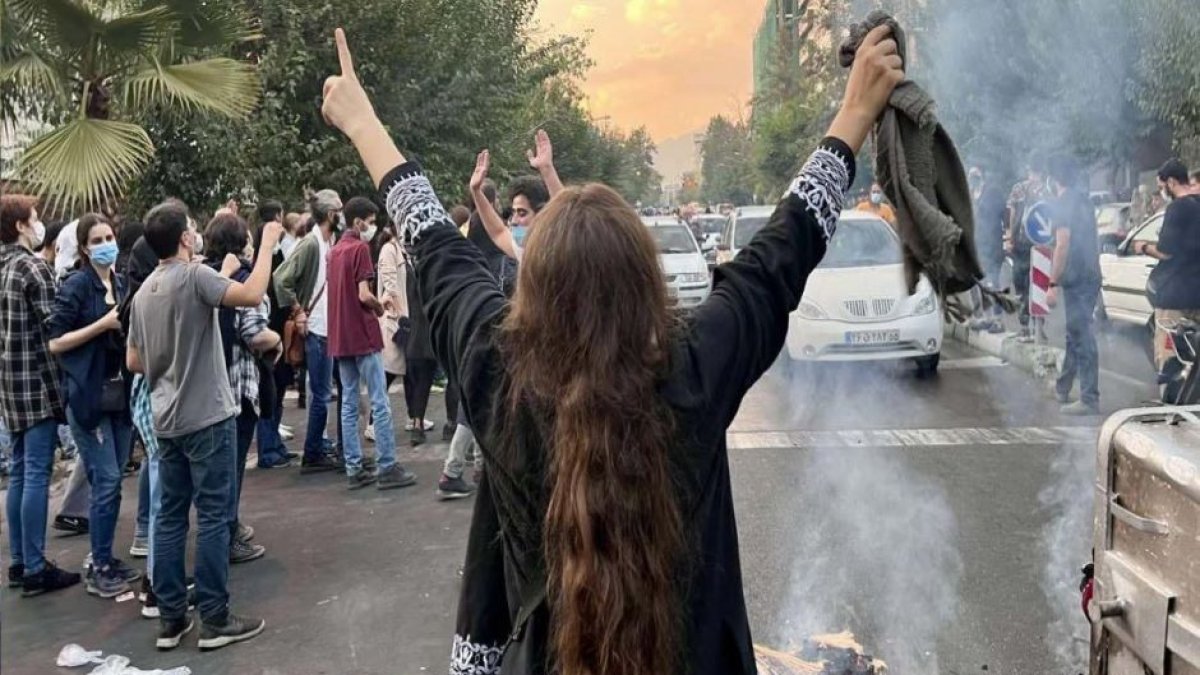Una mujer protesta en Teherán (Irán) tras la muerte de Mahsa Amini en septiembre de 2022. Imagen de archivo.