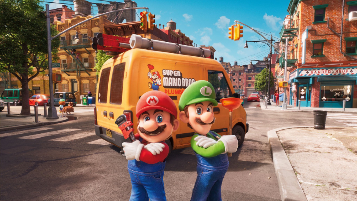 Imagen promocional de Mario y Luigi posando frente a su camión de fontaneros en 'Super Mario Bros. La Película'