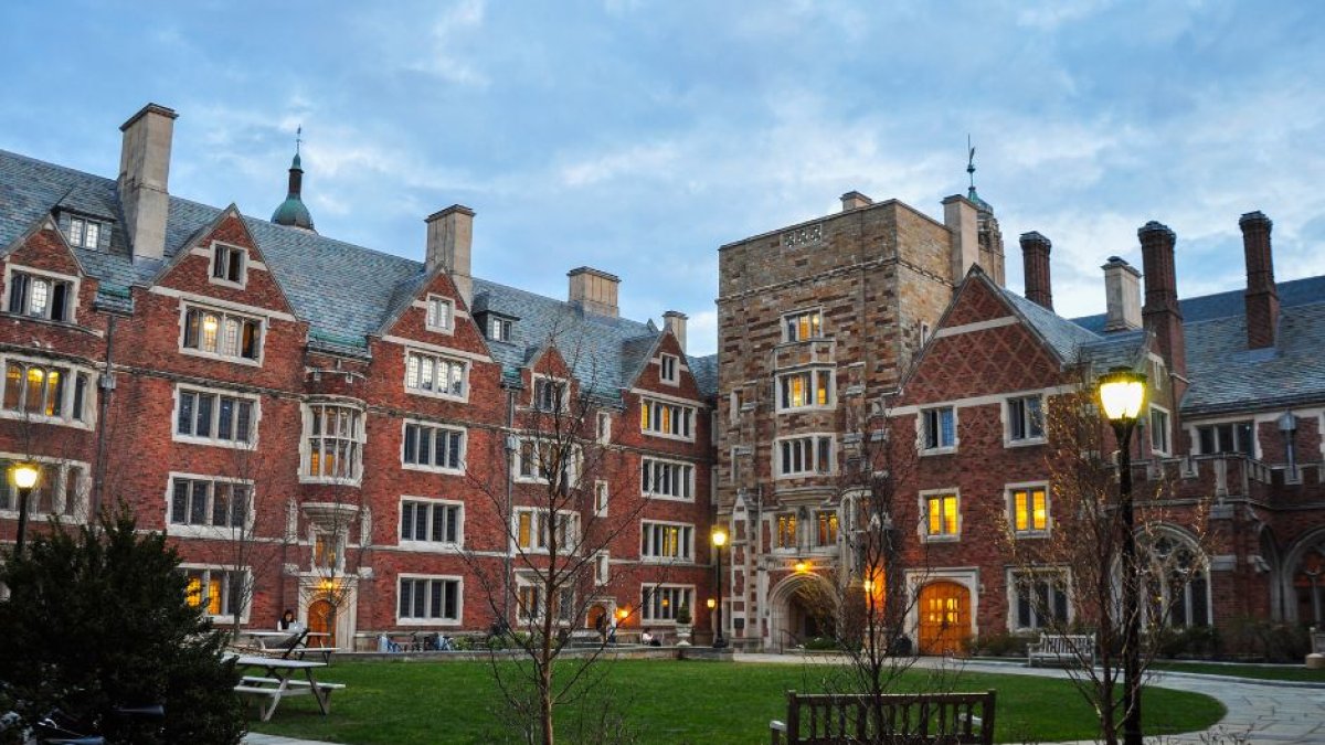 Fotografía del edificio Calhoun Collage, de la Universidad de Yale tomada el 17 de abril de 2015 por Namkota y subida a Wikimedia