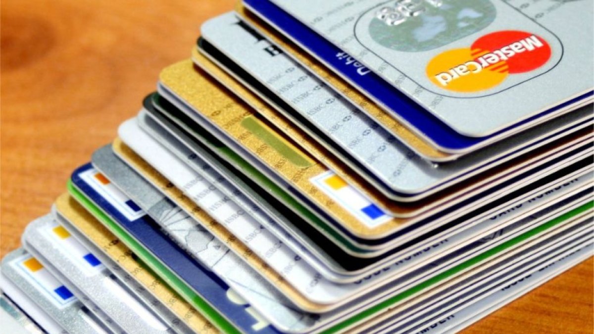 Montaña de tarjetas de crédito. Imagen subida en 2020 a PicServer por Credit cards by Nick Youngson CC BY-SA 3.0 Alpha Stock Images