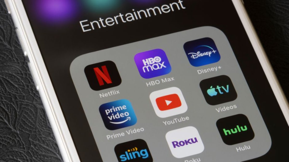 Imagen de un IPhone mostrando las distintas plataformas en 'streaming' disponibles en Estados Unidos (Imagen publicada por hapabapa en IStock el 29 de marzo de 2021)
