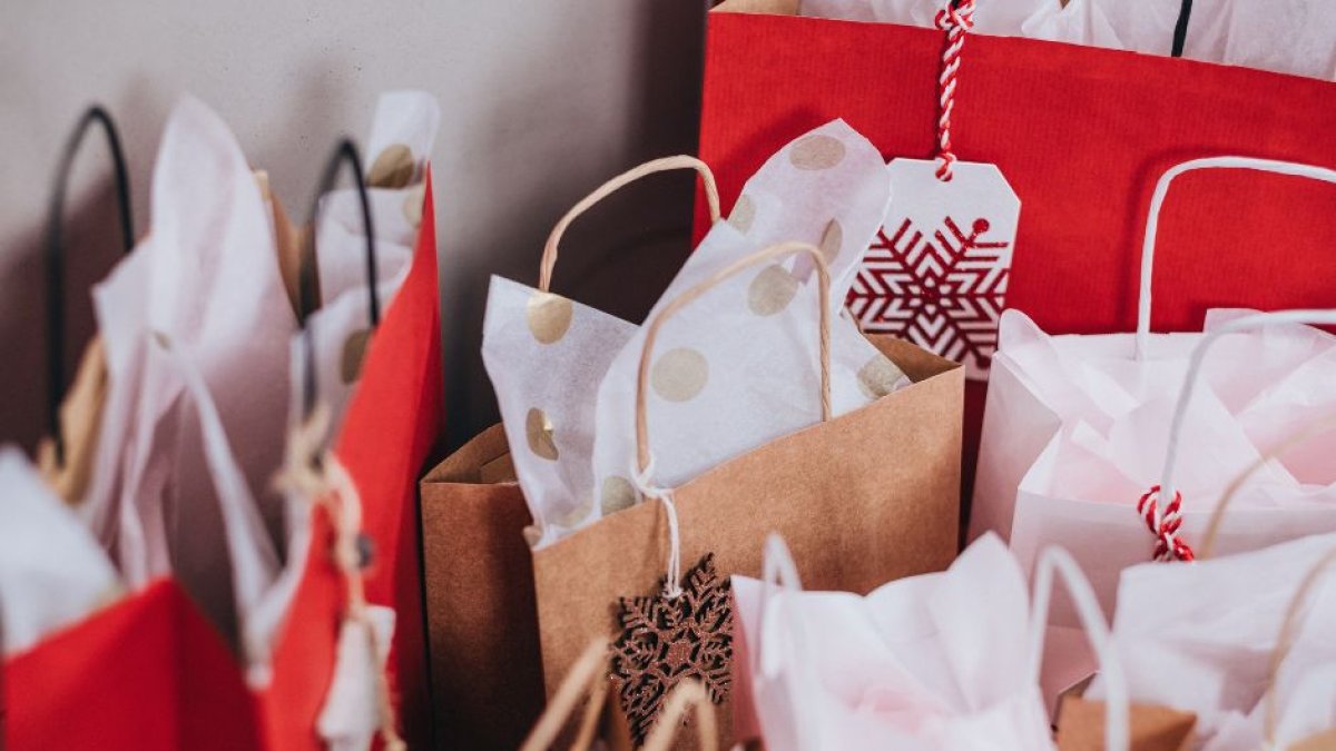 Imagen de bolsas navideñas de compras subida a Pexels y de dominio público el 10 de julio de 2018.