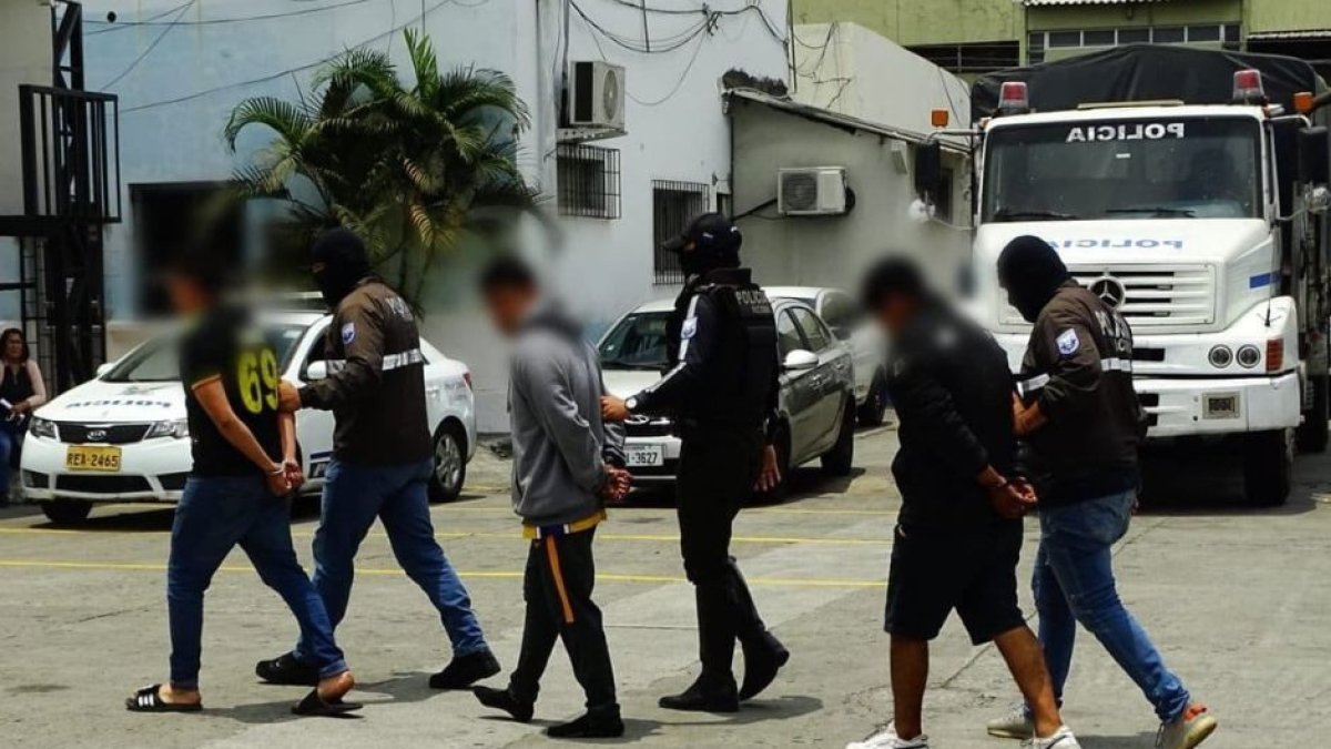 La Policía ecuatoriana escolta a sospechosos recién apresados.