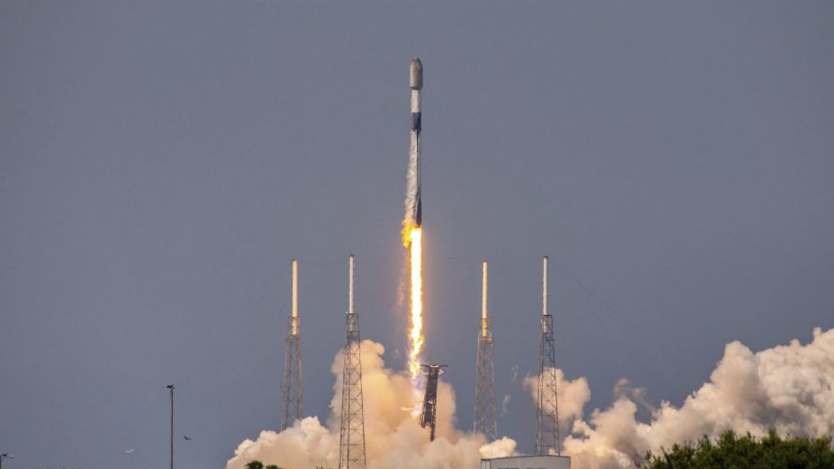 Nave espacial de SpaceX despegando.