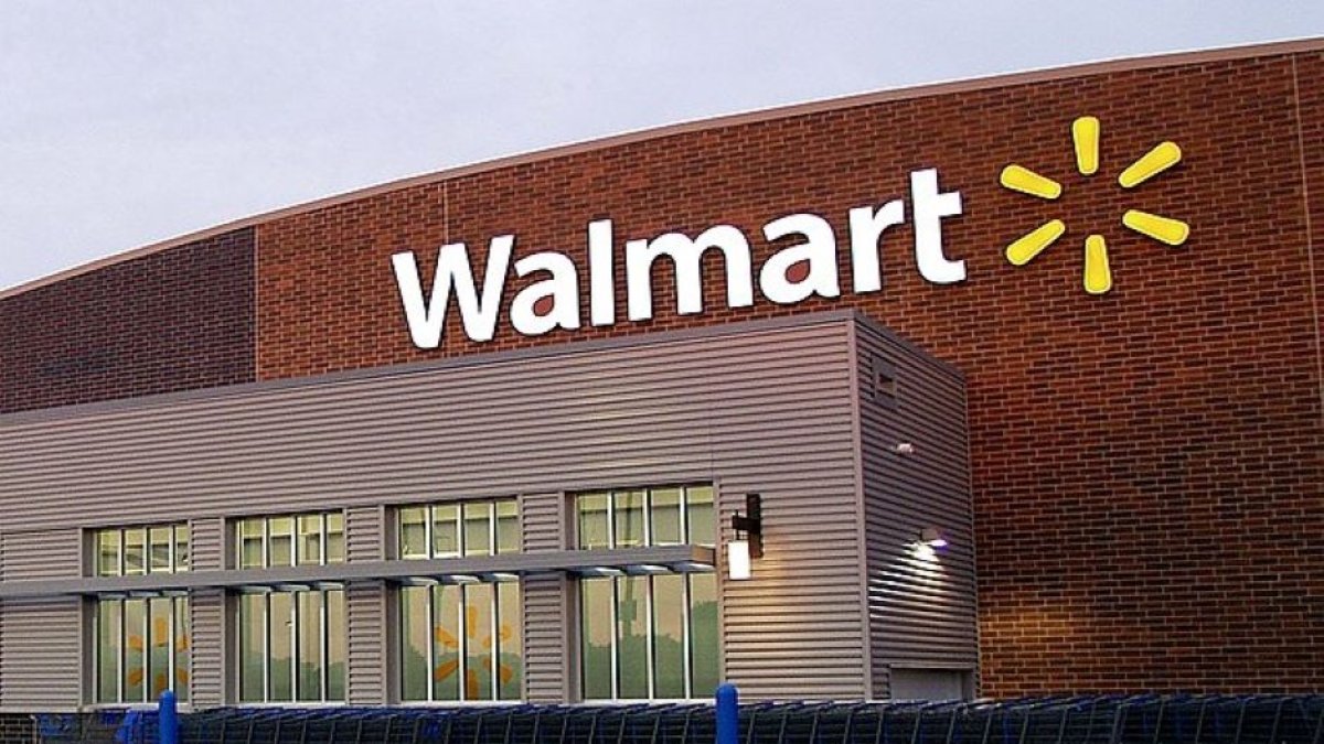 Fachada de la sede de Walmart, en la que se puede ver su característico logo.
