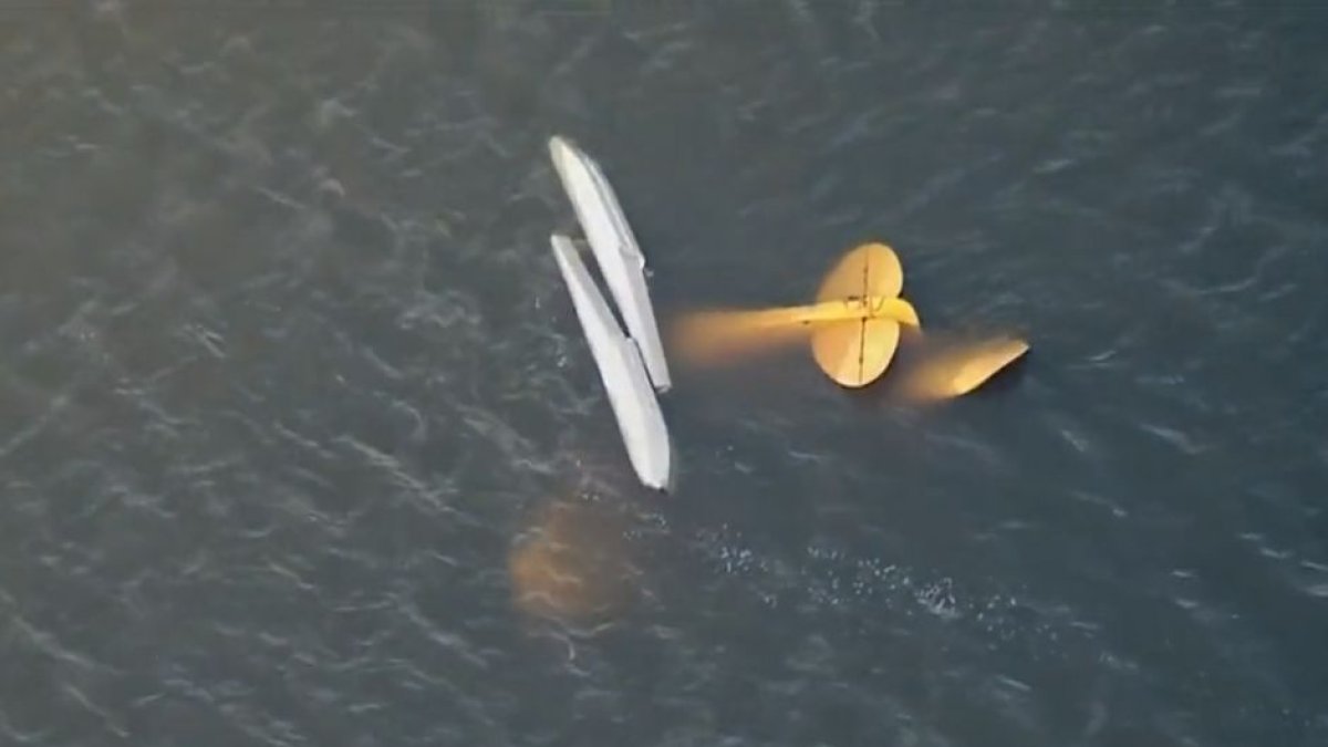 Avioneta de sumerge en el lago Hartridge, Florida, después de estrellarse.