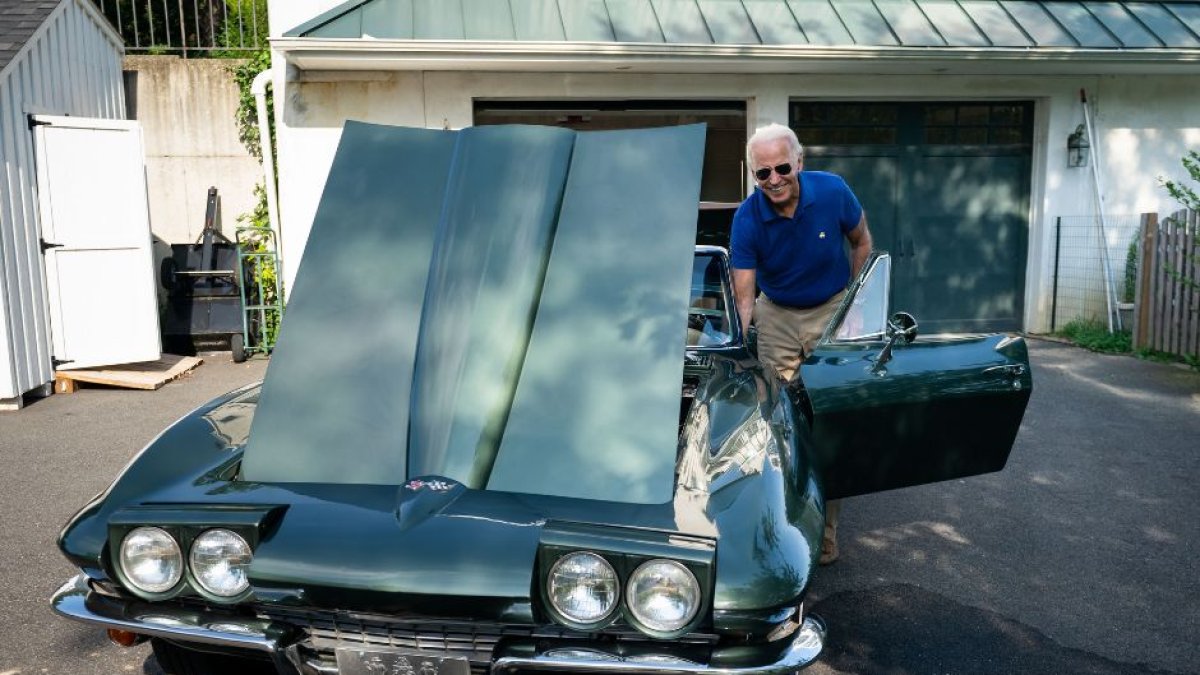 Joe Biden posa con su corvette en su residencia de Wilmington durante la campaña presidencial de 2020.